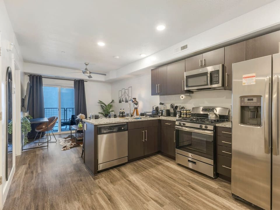 Spacious open kitchen with modern appliances and plenty of room to cook, dine, and gather comfortably 🍷🍴✨