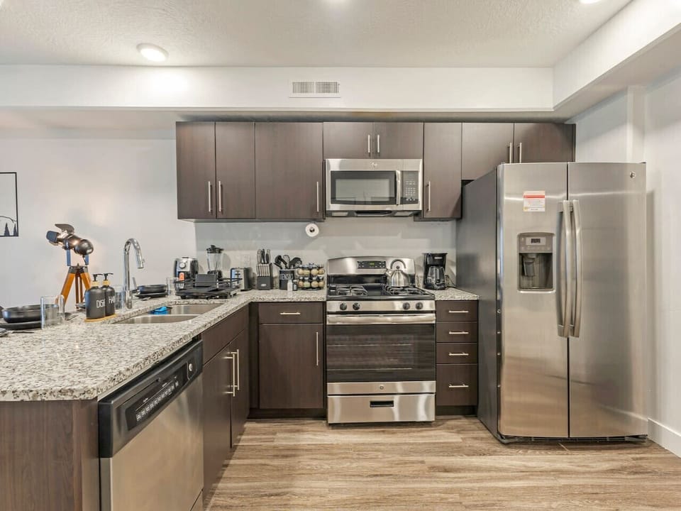 Fully equipped kitchen with stainless steel appliances, granite counters, and all you need for cooking at home 🍳✨