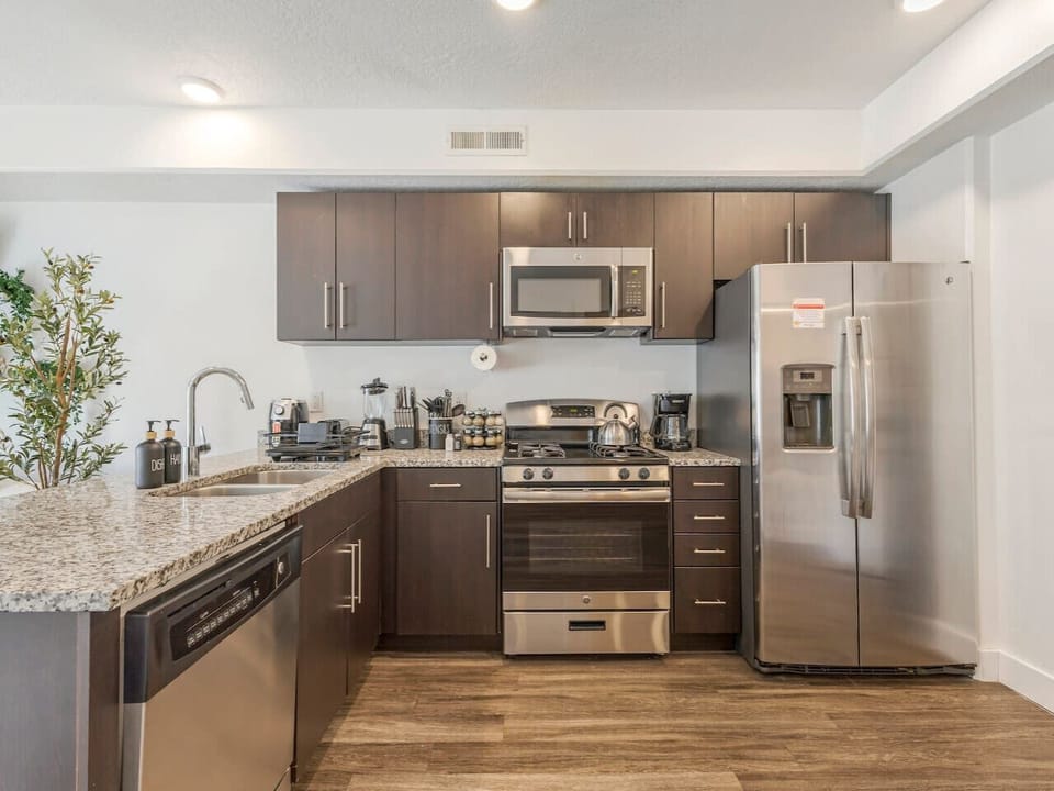 Fully equipped kitchen with stainless steel appliances and granite countertops 🍳☕✨—ideal for cooking and dining in!