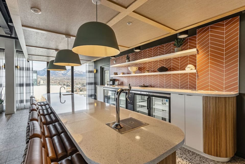🍷 Sleek bar and kitchen area with chic tile design, perfect for hosting or enjoying evening drinks with a view 🌇🥂