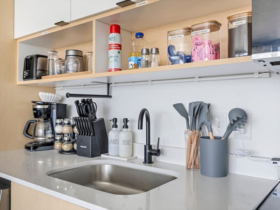 Cook with ease in a fully stocked kitchen with coffee station, spices, and modern essentials ☕🍳