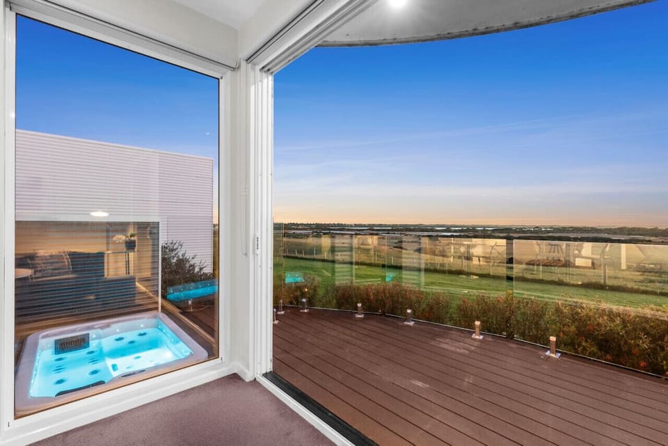 🌄 Private spa with elevated views and outdoor deck