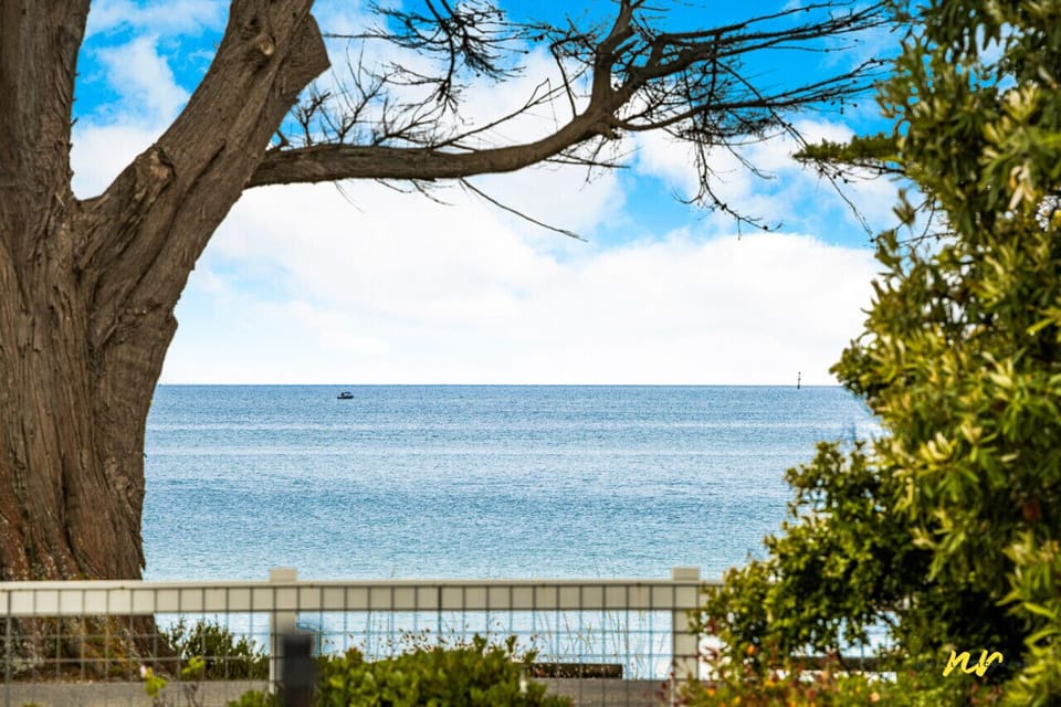 Beautiful coastal outlook with calming sea views