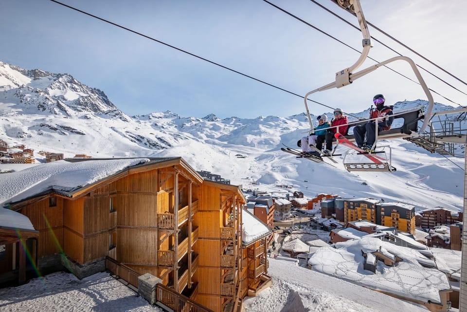 Nestled amidst snowy peaks, this charming alpine retreat offers stunning views and cosy mountain ambiance, perfect for a winter getaway.