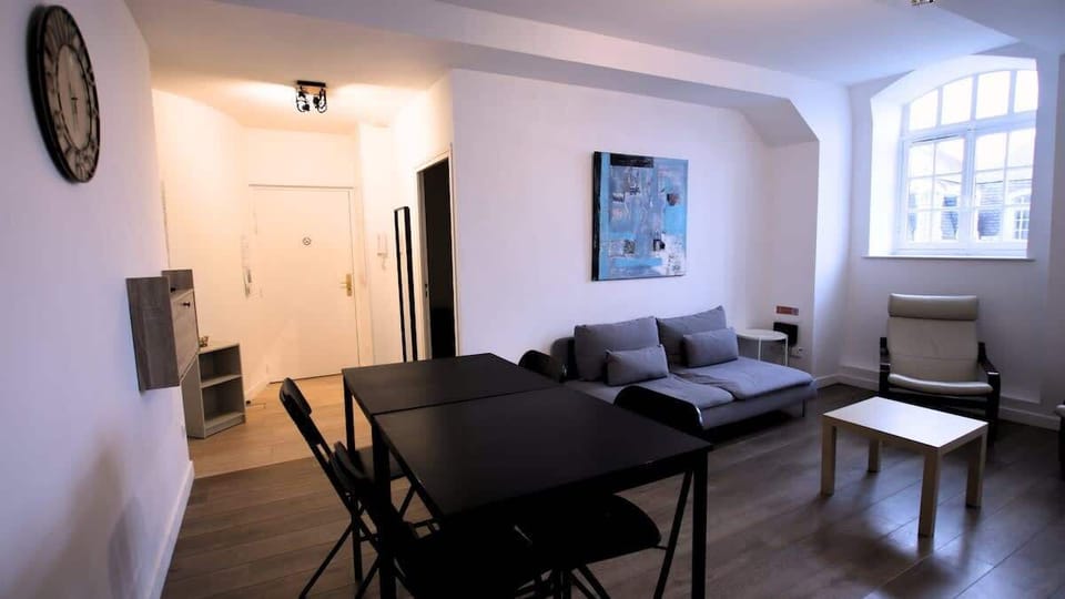 Espace repas dans le salon pour quatre personnes.
Le salon est équipé d'une télévision.