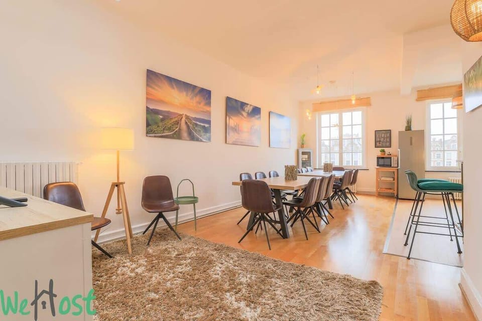 Cuisine ouverte et équipée avec gazinière, four, cafetière, bouilloire, lave-vaisselle, réfrigérateur avec congélateur, machine à glaçons, micro-ondes. 
Espace salle-à-manger pour 20 personnes.
Grande TV HD et système son.