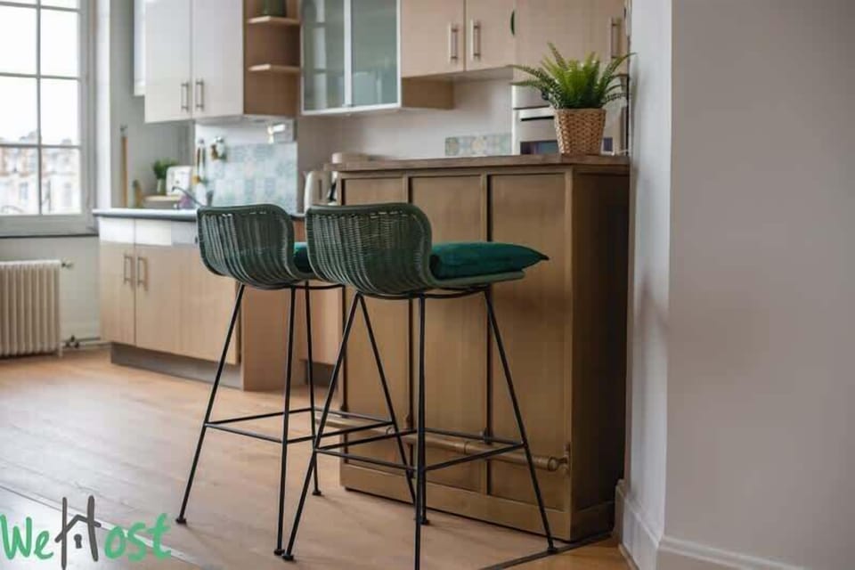 Cuisine équipée avec gazinière, four, cafetière, bouilloire, lave-vaisselle, réfrigérateur avec congélateur, machine à glaçons, micro-ondes.