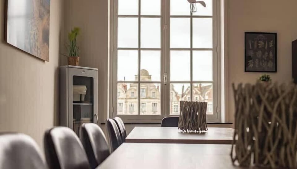 Cuisine ouverte avec espace salle-à-manger pour 20 personnes.