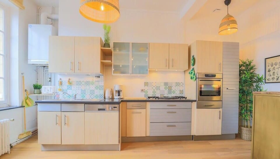 Cuisine équipée avec gazinière, four, cafetière, bouilloire, lave-vaisselle, réfrigérateur avec congélateur, machine à glaçons, micro-ondes.