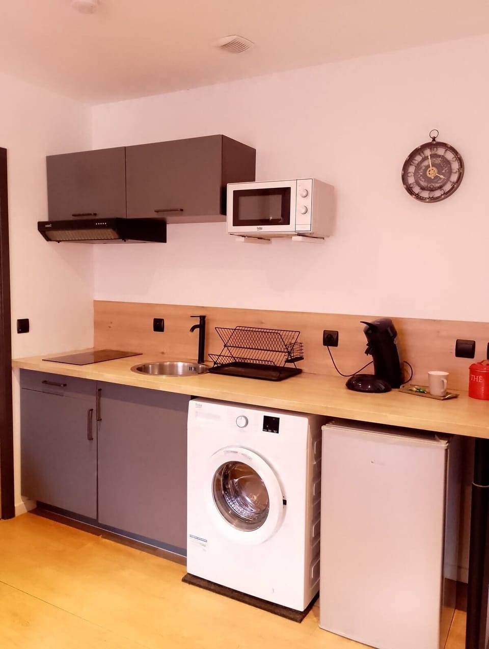 LA CUISINE EQUIPEE
MICRO ONDE
MACHINE A LAVER
REFRIGIRATEUR
SENSEO
GRILLE PAIN
BOUILLOIR
PLAQUE DE CUISSON