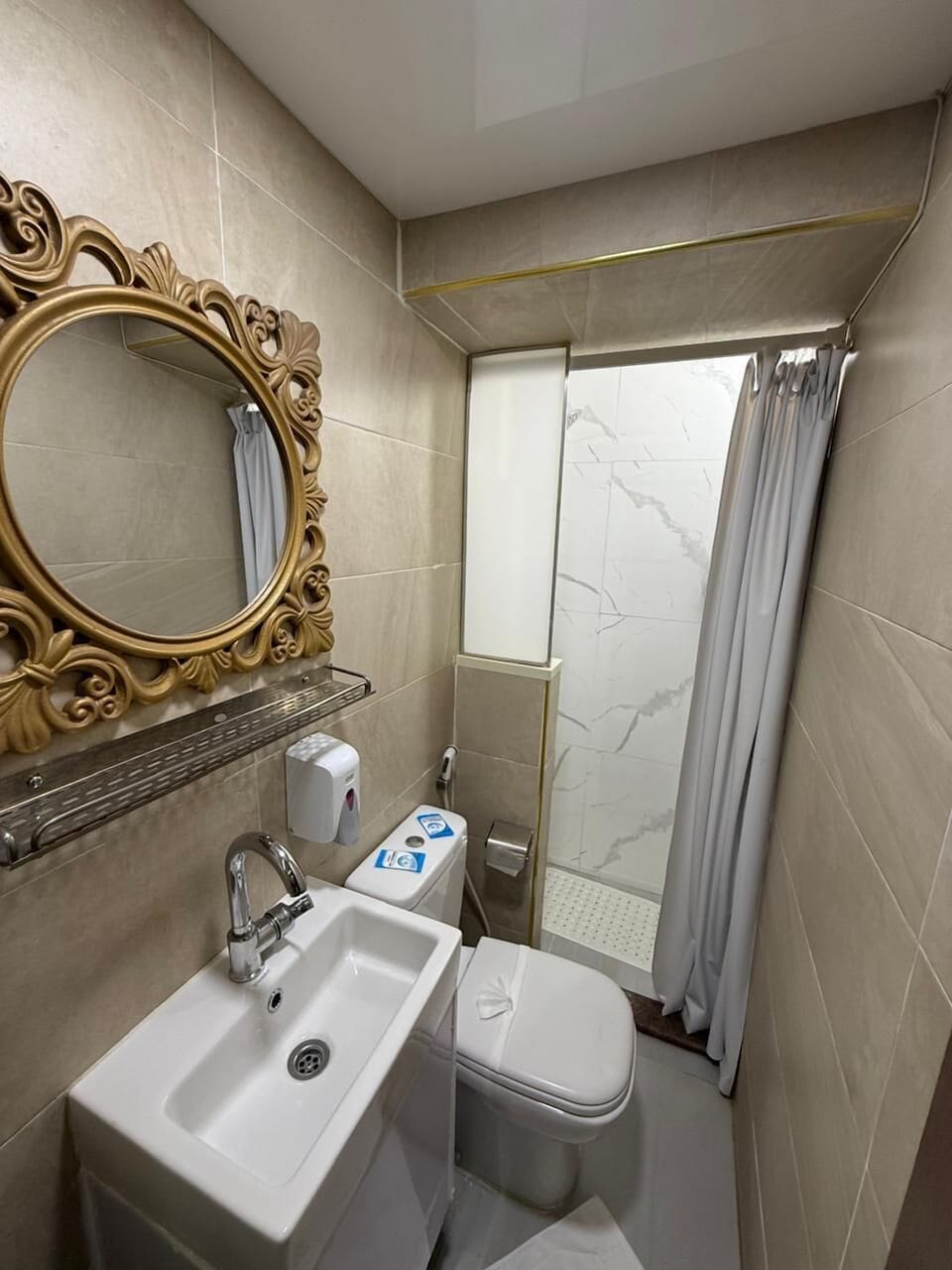Deluxe Triple Room | Bathroom | Separate tub and shower, rainfall showerhead, free toiletries