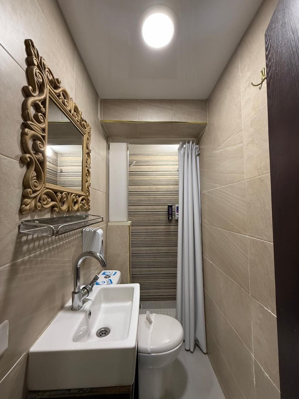Deluxe Quadruple Room | Bathroom | Separate tub and shower, rainfall showerhead, free toiletries