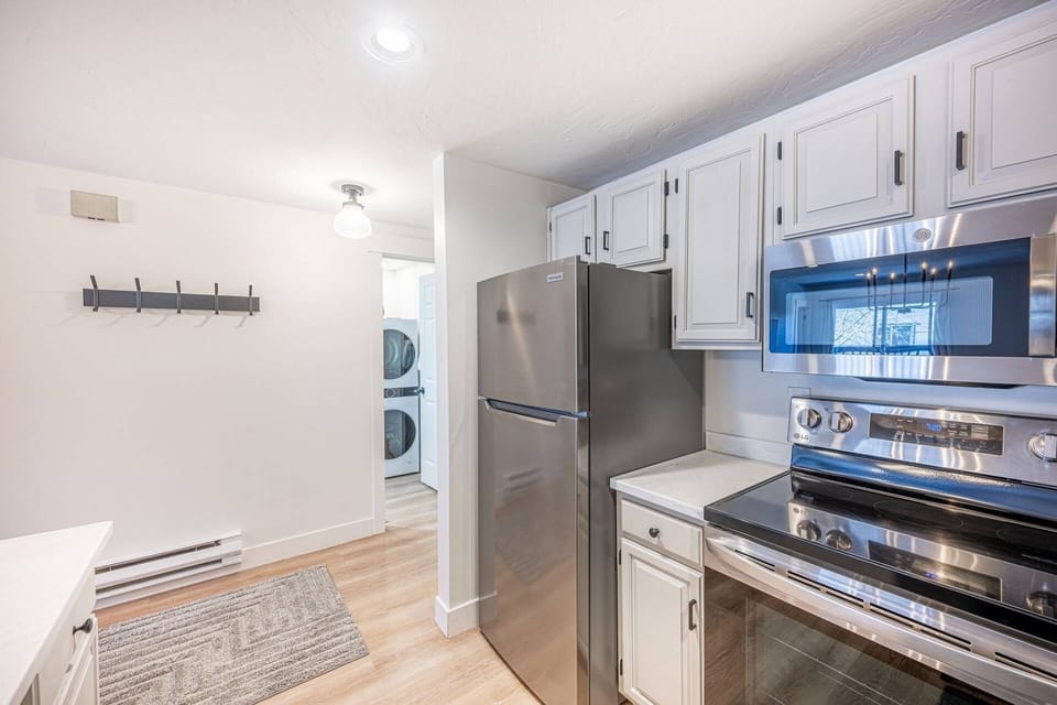 All new appliances 2025! Stove and oven for everyday cooking and meal preparation.