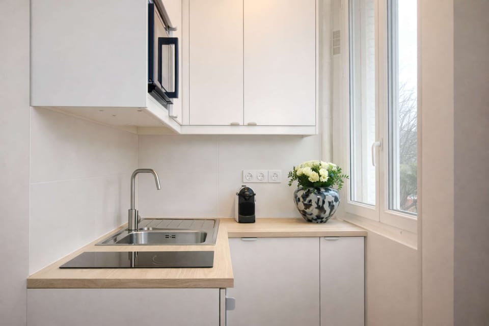 The kitchen is well equipped for a perfect stay !