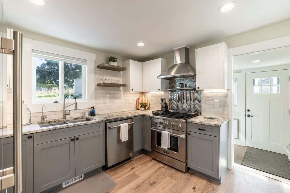 Huge kitchen fully stocked 