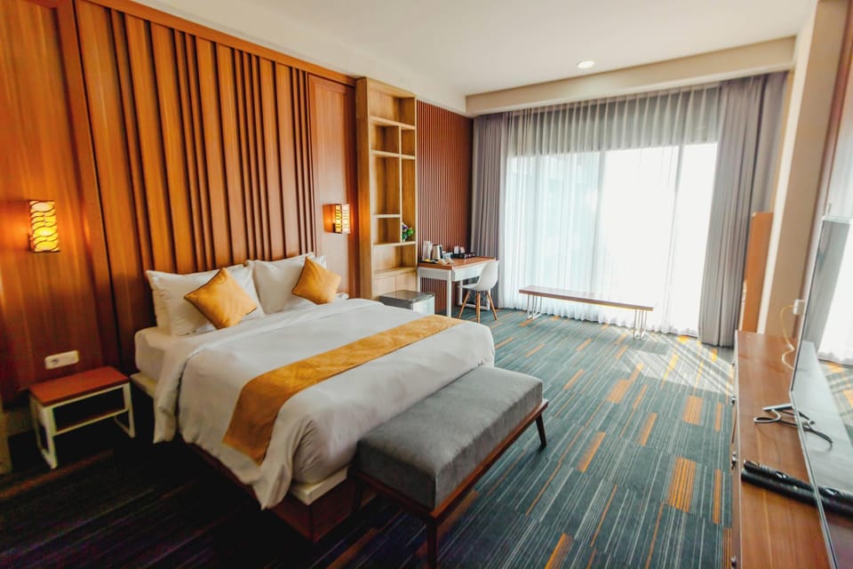 Deluxe Double Room | Minibar, bed sheets