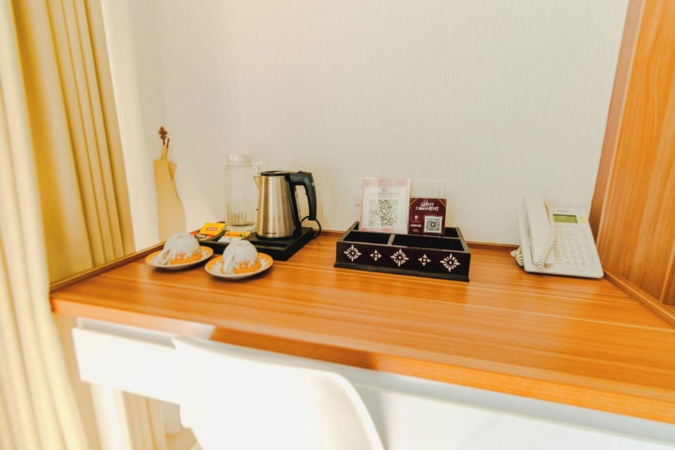 Deluxe Double Room | Minibar, bed sheets