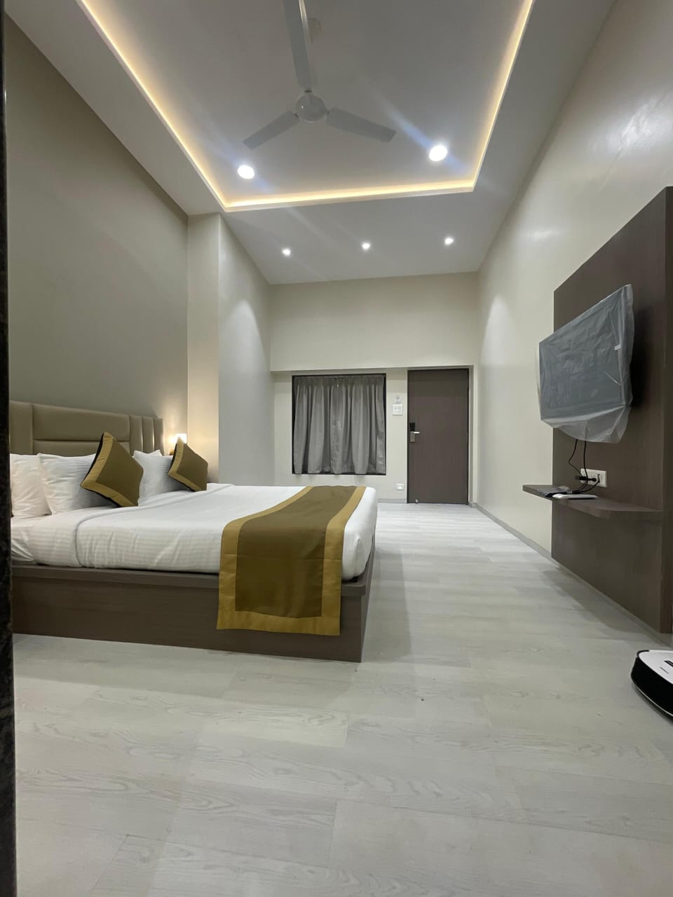 Premium Cottage | Desk, laptop workspace, bed sheets
