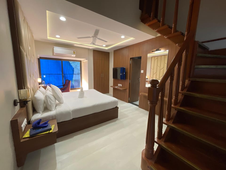 Royal Villa | Desk, laptop workspace, bed sheets