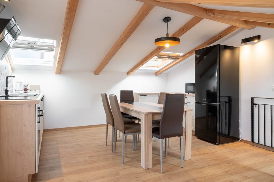 City Duplex, 2 Bedrooms, City View | In-room dining