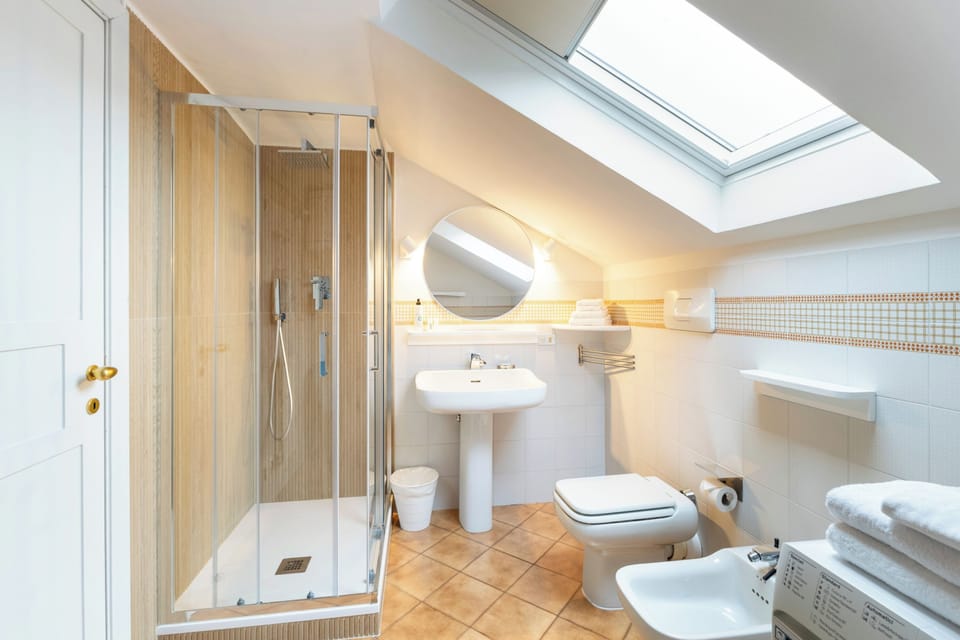 Junior Double Room | Bathroom | Eco-friendly toiletries, hair dryer, slippers, bidet