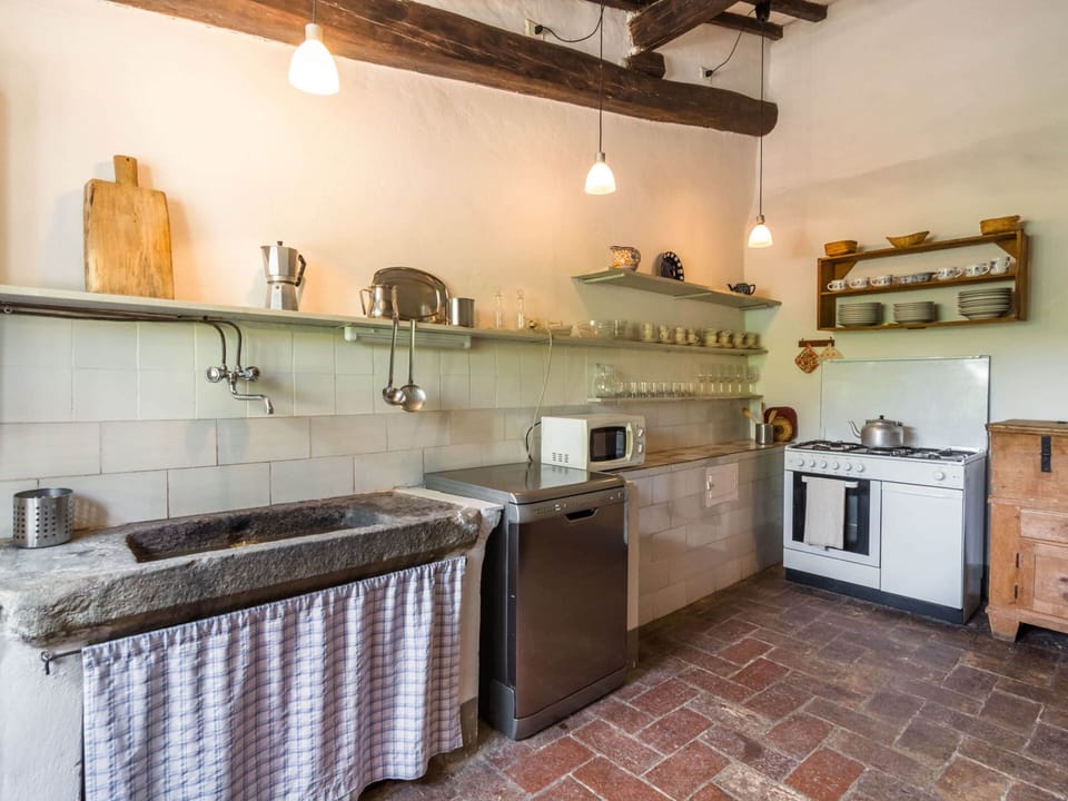 Comfort House, 3 Bedrooms | Private kitchen | Highchair