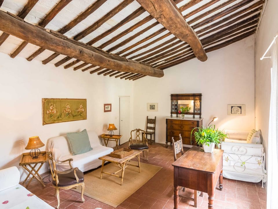 Deluxe House, 2 Bedrooms | Living room | Fireplace