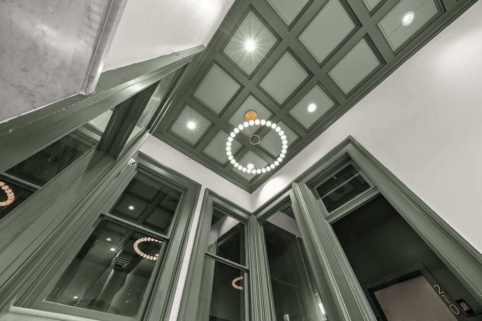 Common area: Enjoy the sophisticated comfort of our beautifully designed common area, perfect for relaxing or catching up with fellow travelers.