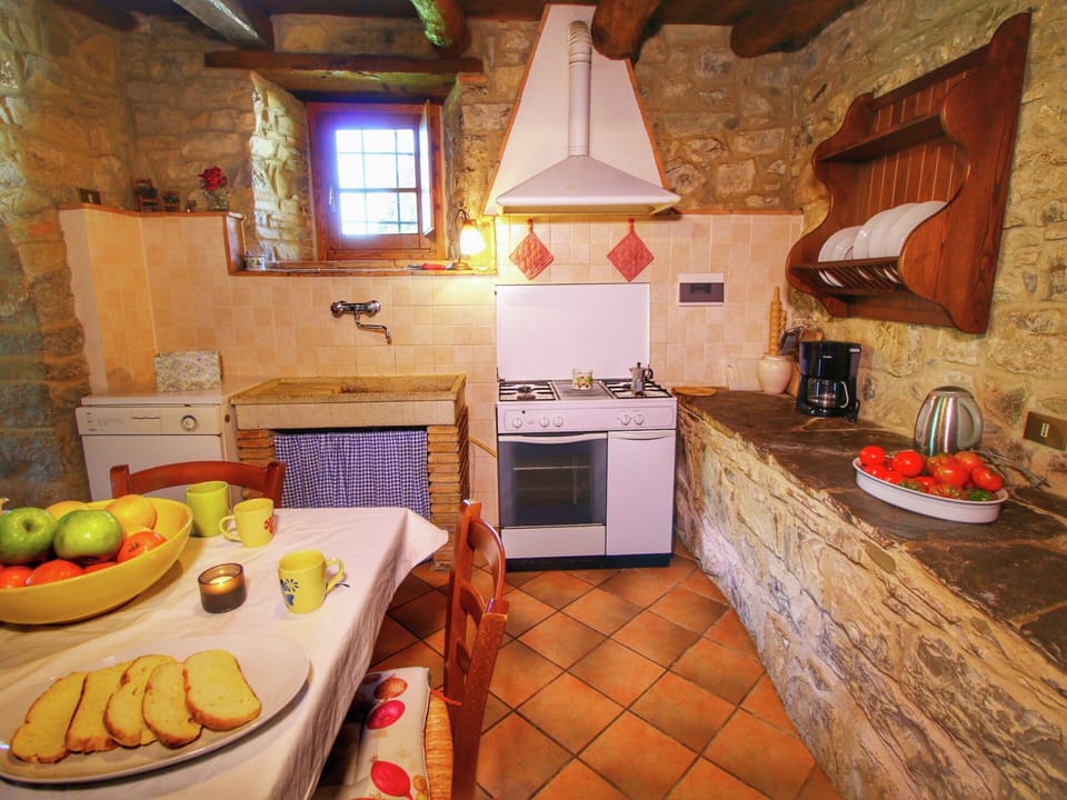 Classic House, 5 Bedrooms | Private kitchen | Fridge, oven, stovetop, dishwasher