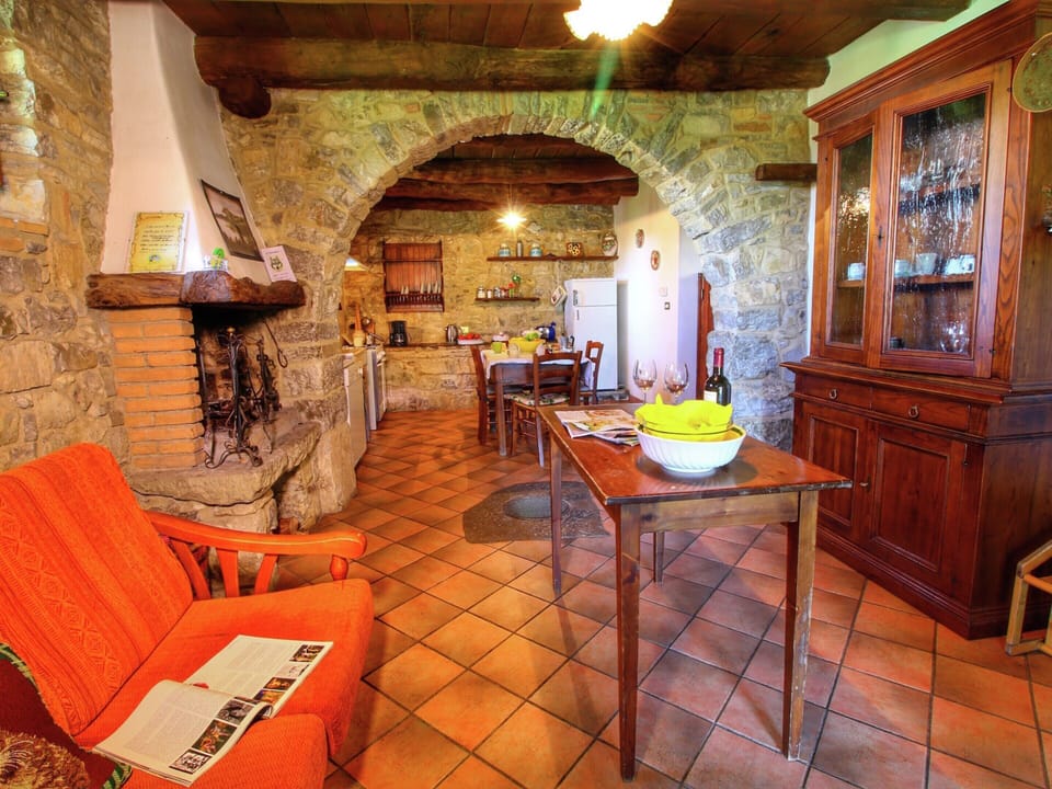 Classic House, 5 Bedrooms | Living room | Fireplace