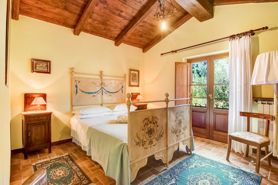 10 bedrooms, individually furnished, bed sheets