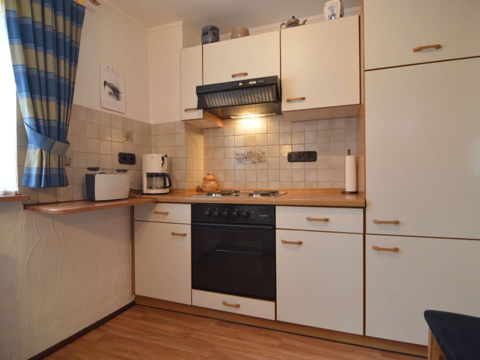 Classic Apartment, 2 Bedrooms | Private kitchen | Fridge, microwave, oven, coffee/tea maker