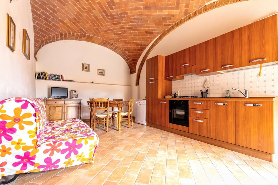 Classic House, 2 Bedrooms | Living room | Fireplace