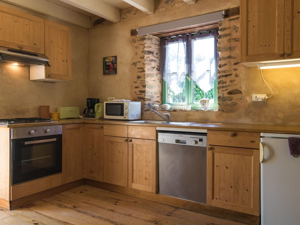 Classic Cottage, 2 Bedrooms | Private kitchen | Fridge, oven, dishwasher, highchair