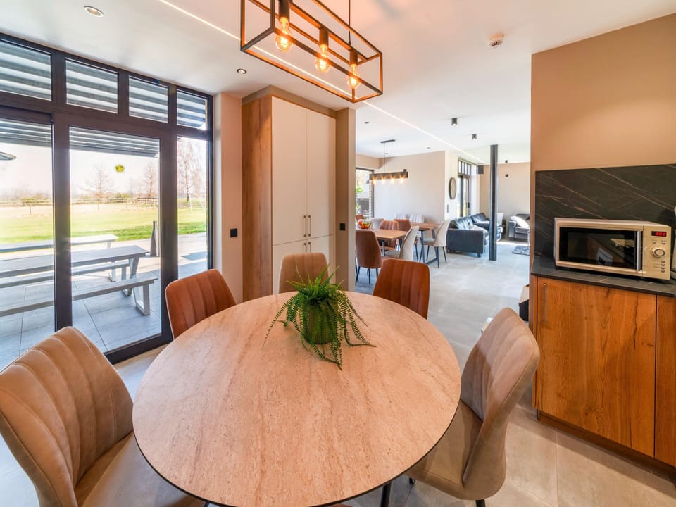 Classic Villa, Multiple Bedrooms | Dining