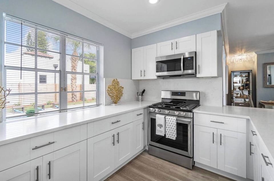 Gourmet Kitchen: Bright space with modern appliances and a view to elevate your culinary delights!