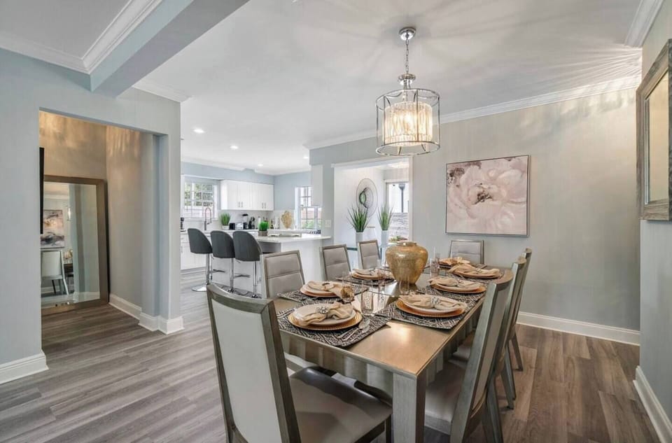 Dining Room: Gather around the elegant table, perfect for meals and memories with loved ones!
