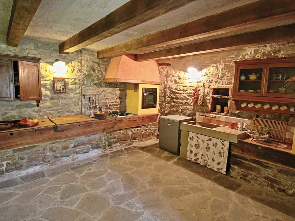 Classic House, 2 Bedrooms | Private kitchen | Oven, dishwasher