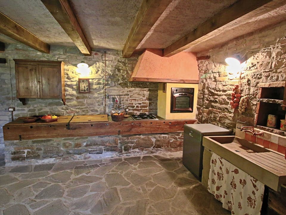 Classic House, 2 Bedrooms | Private kitchen | Oven, dishwasher