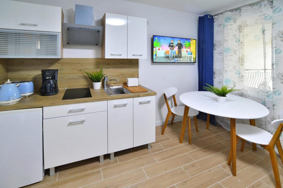 Fridge, microwave, coffee/tea maker, electric kettle