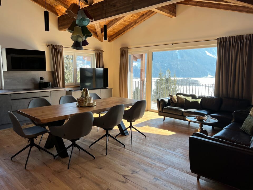 Classic Apartment, 3 Bedrooms | Dining