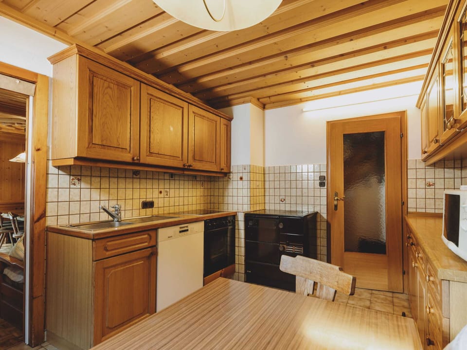 Classic House, 6 Bedrooms | Private kitchen | Fridge, microwave, oven, stovetop