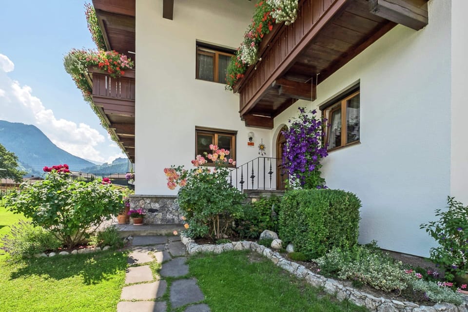 Classic Apartment, 4 Bedrooms | Reception