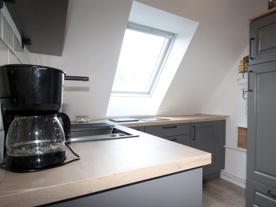 Fridge, dishwasher, coffee/tea maker, electric kettle