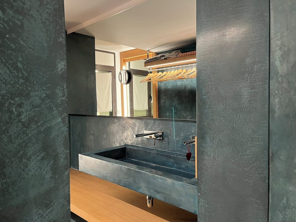 Deluxe Suite, Balcony, Garden View | Bathroom | Shower, rainfall showerhead, free toiletries, towels