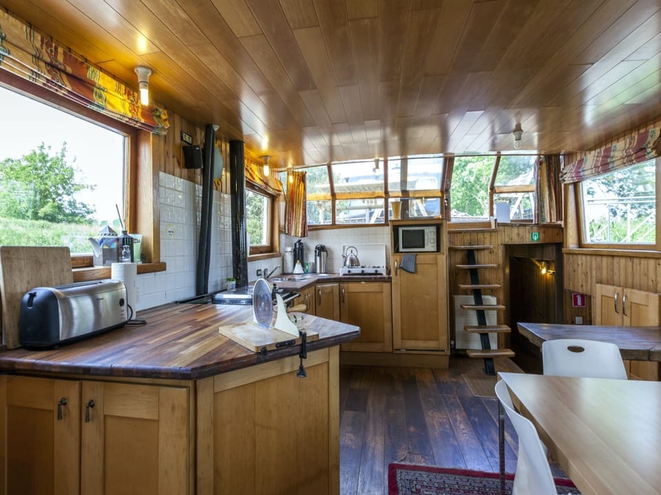 Classic Mobile Home, 4 Bedrooms | Living room