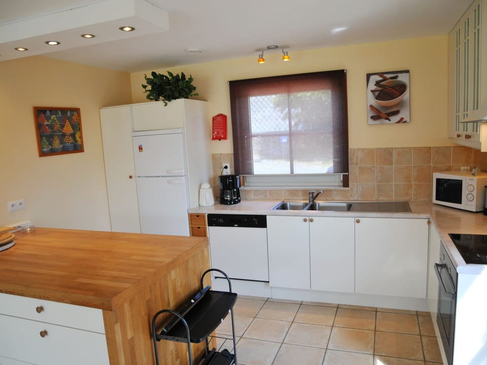 Classic House, 5 Bedrooms | Private kitchen | Fridge, microwave, oven, stovetop