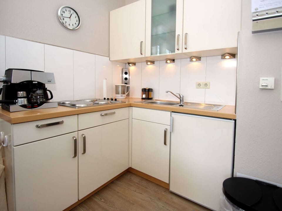 Classic Apartment, 2 Bedrooms | Private kitchen | Fridge, microwave, oven, coffee/tea maker