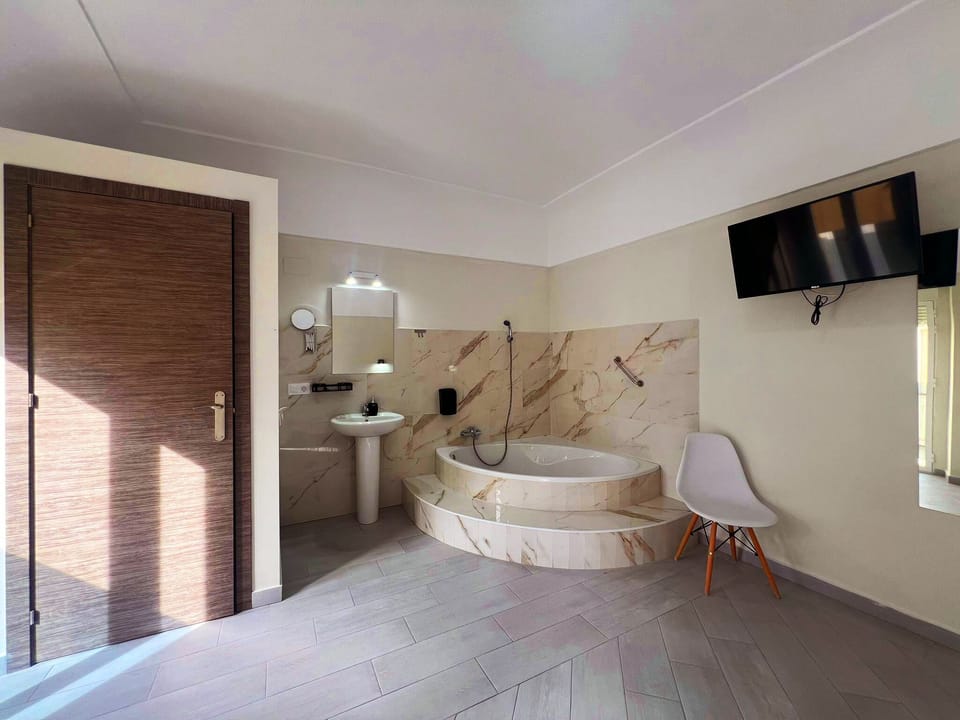 Deluxe Double Room | Bathroom | Towels, soap, shampoo, toilet paper