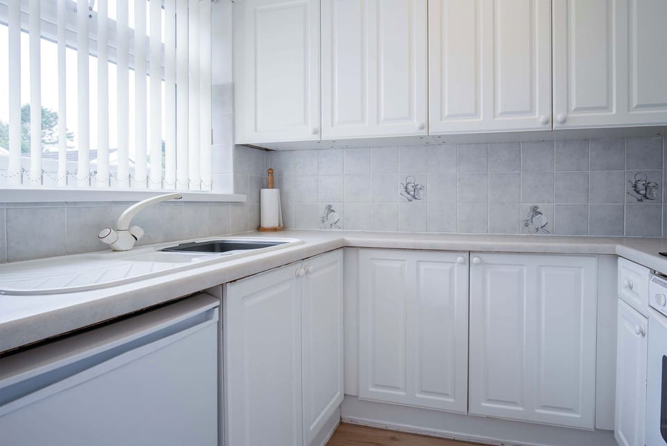 Standard Chalet | Private kitchen | Fridge, microwave, oven, stovetop